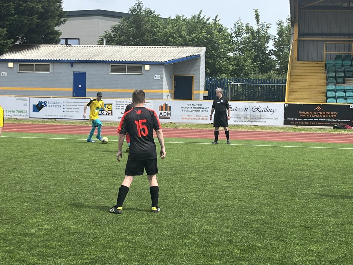 Hanratto's tweet photo. Had the pleasure to catch up with @ToshFan44 at @BarryTownDFC Football festival. My boy also got to meet @ToshFan44 whist playing for @NewInnPD 

#WithoutRefsTheresNoGames #Respect https://t.co/10PYcmaViE