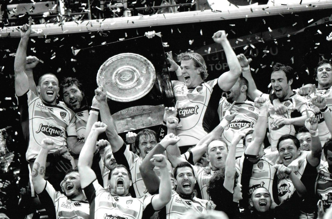laurentalbaret's tweet photo. [#Rugby] 29 mai 2010 / 2023 • Saison 2009-2010 - Première victoire de l'@ASMOfficiel en finale du @top14rugby 🏆 sur le score de 19-6 face à l'@usap_officiel tenante du titre. 
« Le bout de bois » était enfin aux Auvergnats ! #ASMEnsemble 💛💙 #Brennus2010 https://t.co/vuvpi4qNM1