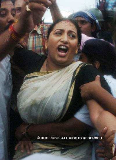 1vinci6le's tweet photo. Hi @smritiirani, see the striking resemblance in your arrest and Sakshi Malik arrest.

Being a woman, you still can't say a word. Shame.

#WrestlersProtests https://t.co/hdJBkpeMgX