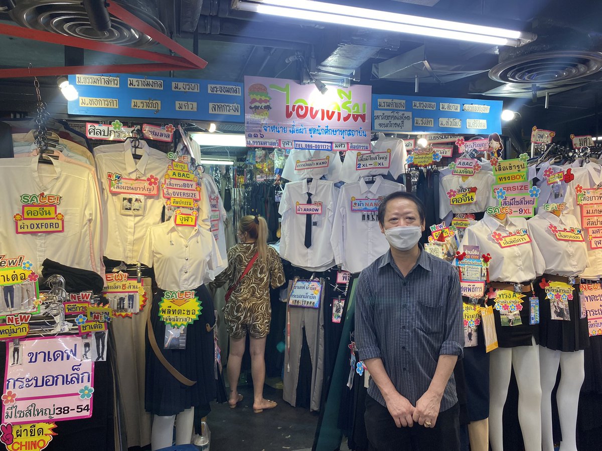 ทุกคนนนน เจ้าของร้านน่ารักมาก🥺 พูดดีสุดๆ  ราคาน่ารัก🫶🏻✨ พี่ผู้หญิงก็หยิบให้ลองแบบรู้ใจ ไซส์ตรงเป๊ะ กระโปรงมีทั้งยางยืดแล้วก็ตะขอเลย เราซื้อมาทั้งหมด 2 ชุดรวมกระดุมกับเข็มขัดใดๆแค่ 1310 บาท มาอุดหนุนกันได้น้า ( ร้านอยู่ตรงตึก a la art ชั้น 2 )