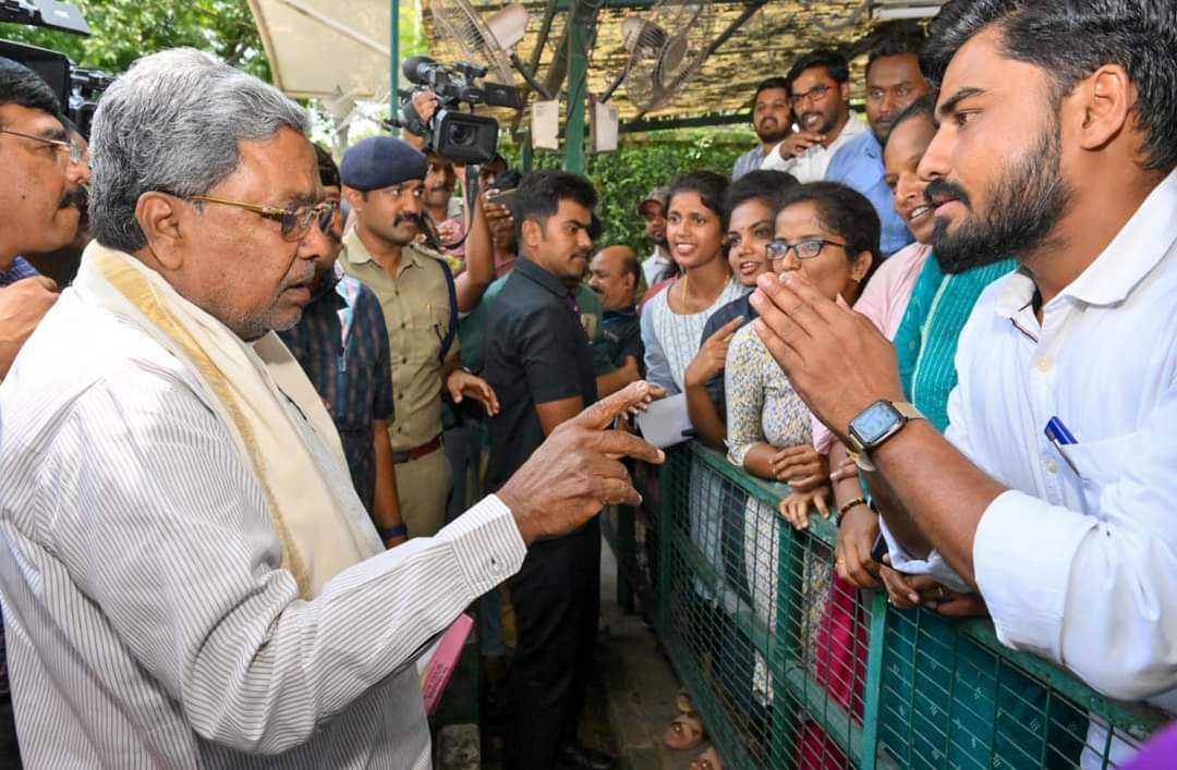 First Janatha darshan after taking charge as CM.
 Shri @siddaramaiah heard the grievance of citizens and directed officials to solve the problems which people are undergoing.
#Karnataka #Siddaramaiah #Bengaluru