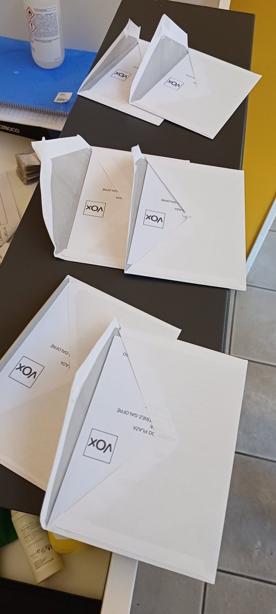 Cada elecció des que aquests feixistes estan representats ens passa a nosaltres. Troba'ns la seva propaganda de merda a l'entrada de la cooperativa.

Sempre ens tindran al davant. Són escombraries.