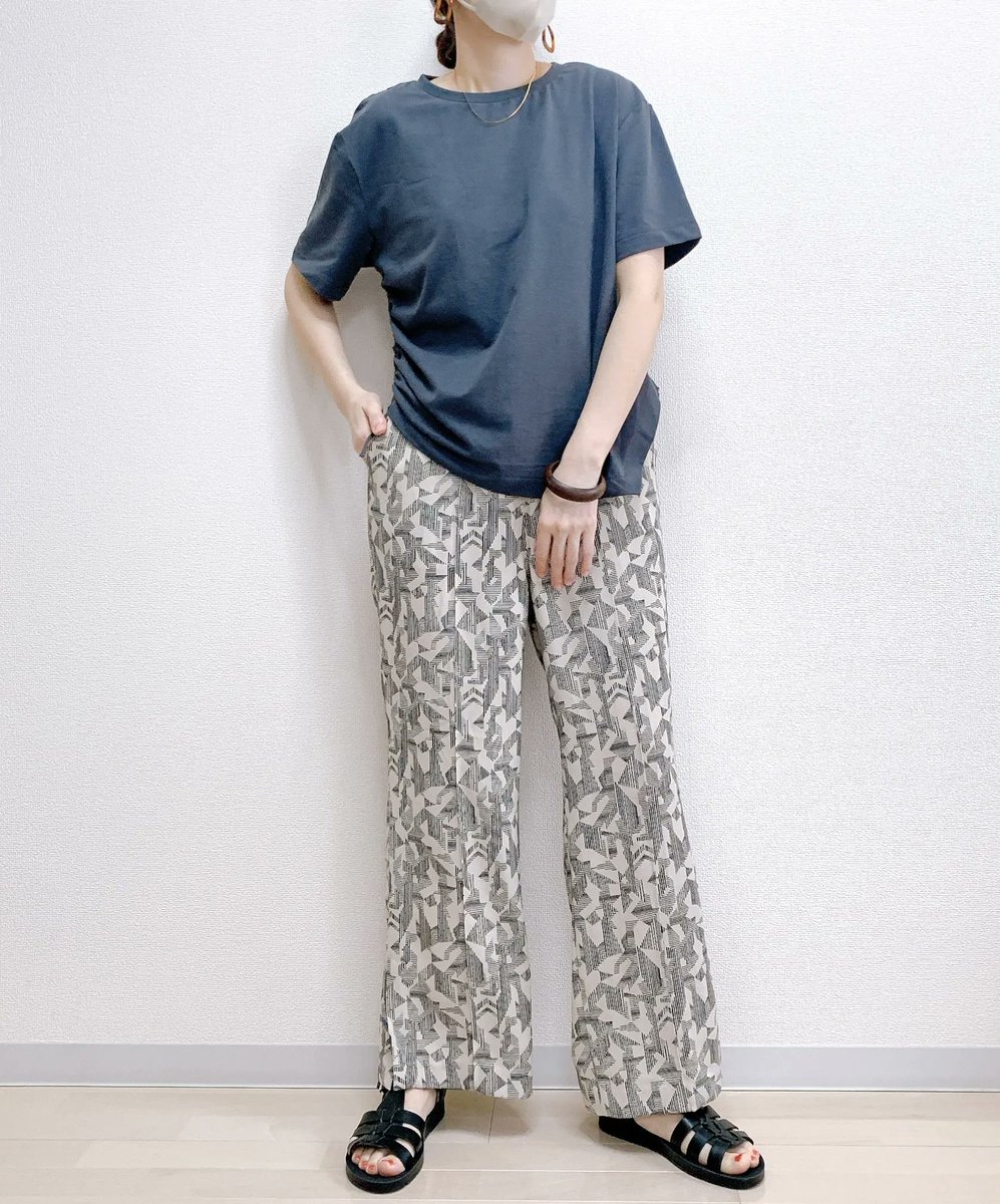 「【H&M】気づいたらコレばっか着てる。着心地バツグンの「楽ちんTシャツ」なにと合」|BuzzFeed Japanのイラスト