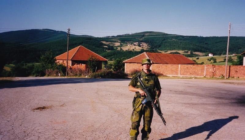 SgtSerenity's tweet photo. Today is Veterans Day in Sweden, so here’s me in Kosovo in 2000.
#swedishveteran #kosovo #armoredforces #lightmecinfcoy #m249sawgunner https://t.co/5h73rkFPsv