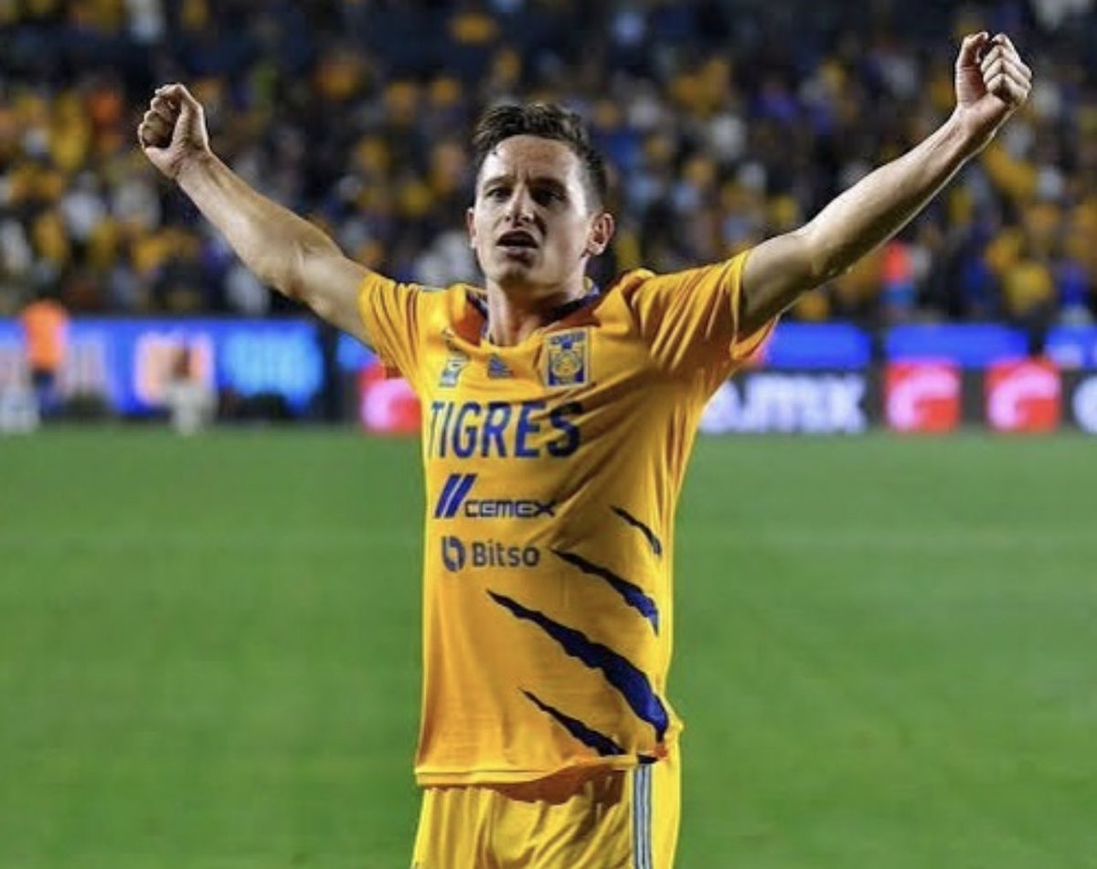 CAMPEÓN DE LA LIGA MX. 🏆 

Florian Thauvin también recibirá su medalla de campeón. 🥇