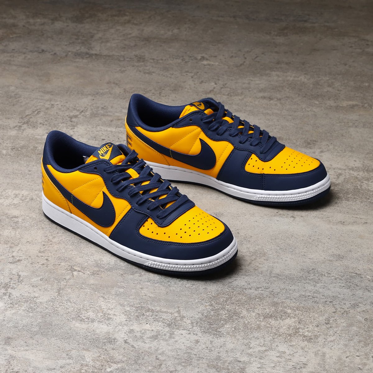 BaitMeJp's tweet image. ＼本日発売の1足／  
NCAA名門大学のカレッジカラーを採用したモデル 「Terminator Low OG “University Gold and Navy”」  

新作をチェック▼ 
tinyurl.com/mp55ab8n  

#bait #NIKE #ナイキ #ターミーネーター