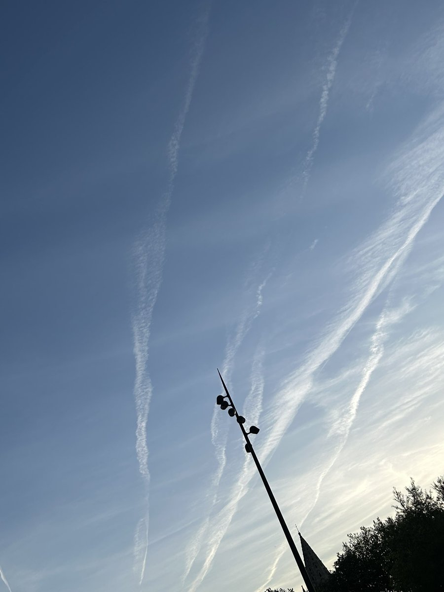 sherkkane's tweet photo. L’un ne va pas sans l’autre pour LEUR 😡#RechauffementClimatique fabriqué par leurs maudits ✈️ EN MASSE pour assurer la #canicule ds ce jour ! Quand est-ce que #VOUS allez dénoncer ce #mensonge @CNEWS ? Trop couchés/raplapla/soumis/corrompus pour faire éclater LES #VERITES ? Oui! https://t.co/G269ZpNrhf