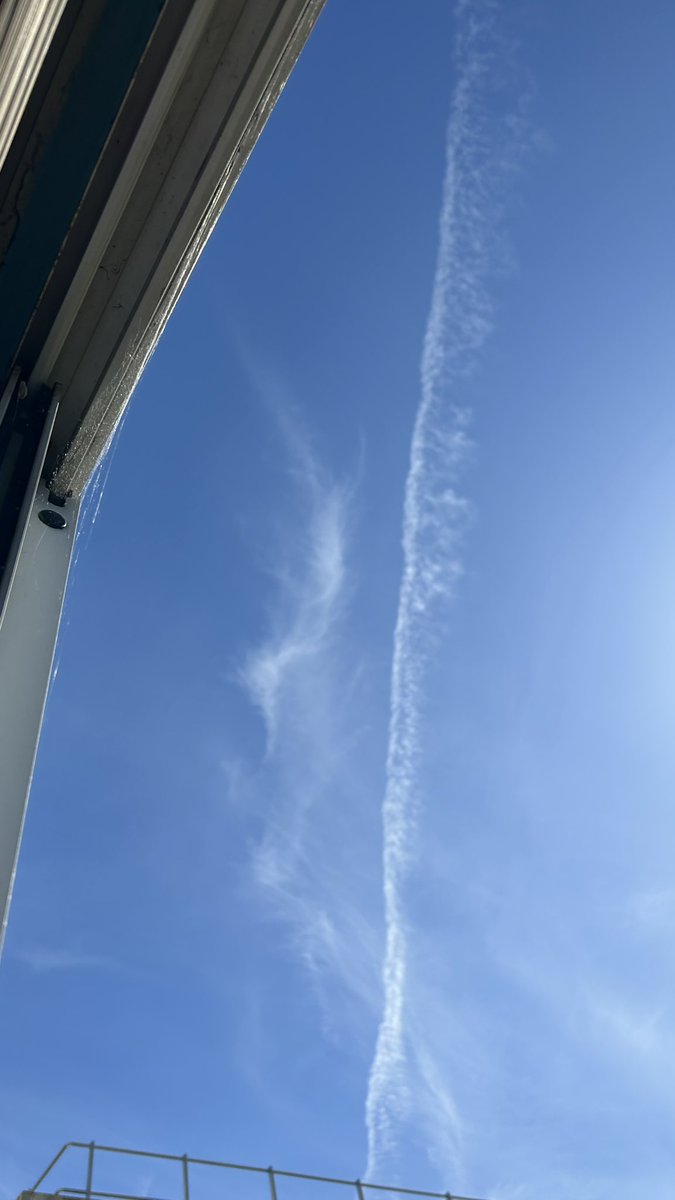 sherkkane's tweet photo. L’un ne va pas sans l’autre pour LEUR 😡#RechauffementClimatique fabriqué par leurs maudits ✈️ EN MASSE pour assurer la #canicule ds ce jour ! Quand est-ce que #VOUS allez dénoncer ce #mensonge @CNEWS ? Trop couchés/raplapla/soumis/corrompus pour faire éclater LES #VERITES ? Oui! https://t.co/G269ZpNrhf