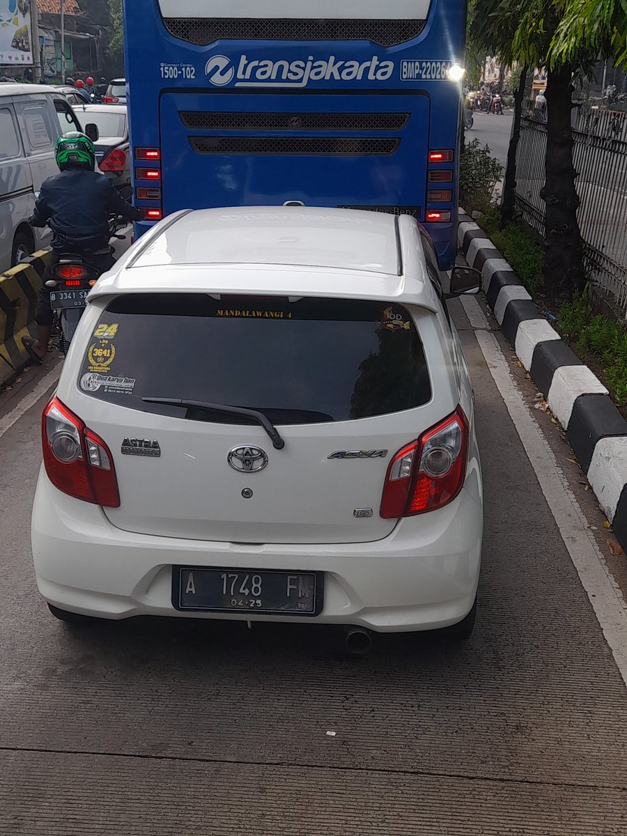 TulusLeonardi's tweet photo. Kepada kepolisian Jakbar utk tindak tegas kepada pengendara motor mobil pribadi yg masuk jalur busway dr arah kedoya - pondok indah tindak tegas rajia tilang dtempat bagi pelanggar lalin busway di kor 8 https://t.co/H452WPGBMx