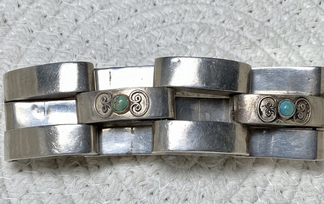 1940’s Vintage Mexico Sterling Turquoise Gate Bracelet - 61g

ebay.com/itm/1755992110…

#vintagejewelry #taxco #sterlingsilver #bracelet #turquoise #1940s
