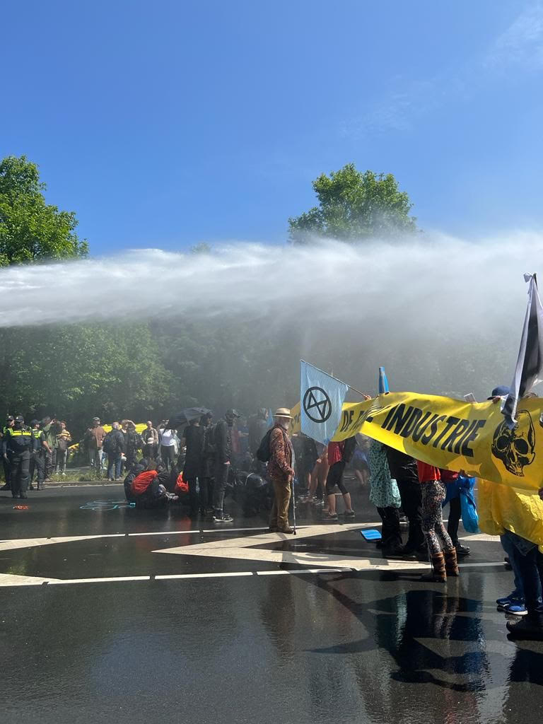 91 jaar. Wandelstok. Hoed. Waterstraal.

#StopFossieleSubsidies