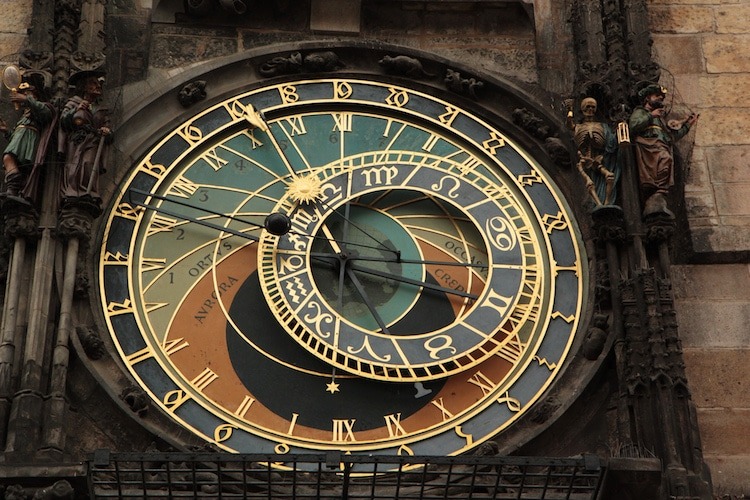 InformaCosmos's tweet photo. El reloj medieval que muestra el estado del universo en tiempo real

El Reloj Astronómico de Praga, construido en 1410, es reconocido como el reloj medieval más famoso del mundo. A diferencia de los relojes convencionales, su propósito principal era mostrar las órbitas del Sol y la Luna, en lugar de simplemente indicar la hora.