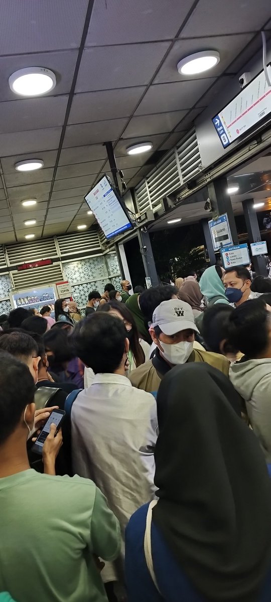 mesy_07's tweet photo. @PT_Transjakarta Halte Monas atah Kalideres. Mau masuk Halte Monas aja harus nunggu 20 menit. Di Monas antrinya begini. Tolong balikin Kalideres lewat HI.. :) https://t.co/NE9rCPvzas