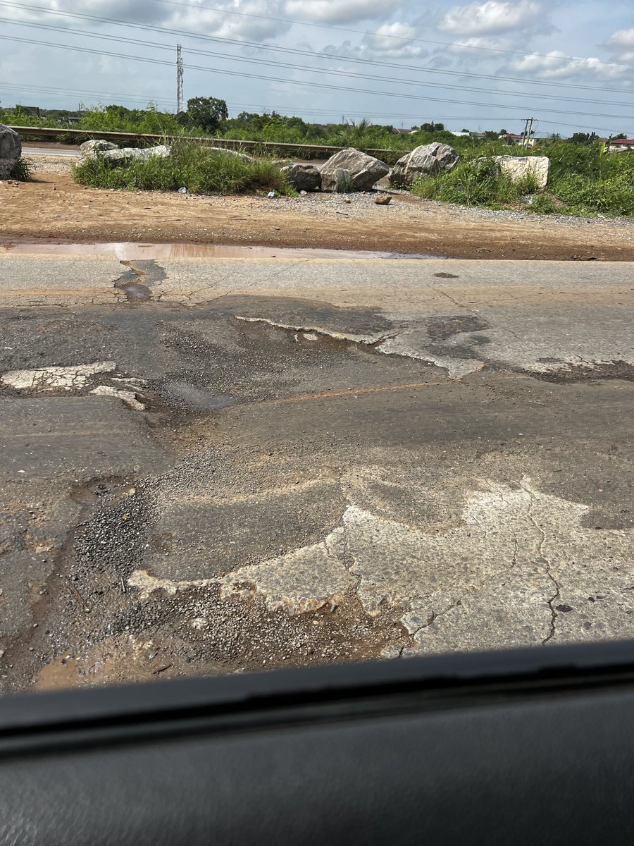 Lester_O3's tweet image. Tema - Accra motorway 🇬🇭🇬🇭🇬🇭 #ShowYourPotholeChallenge