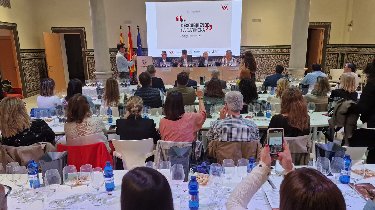 La D.O. Cariñena @vino_piedras muestra el gran presente y futuro de la uva autóctona que lleva su nombre por el mundo 🍇
🔗bit.ly/3OKo7CN
#vino #vinoDO #DenominacióndeOrigen #cariñena