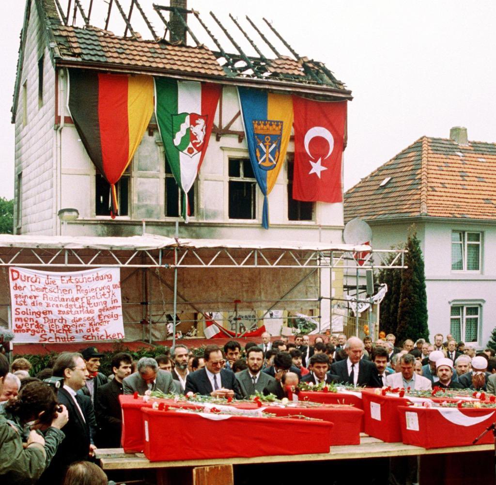 30 sene önce bugün #Solingen’de kundaklanan Genç ailesinin evinde üç kız çocuğu ve iki kadın hayatını kaybetti.

Heute vor 30 Jahren haben in #Solingen bei einem Brandanschlag auf das Haus der Familie Genç drei Mädchen und zwei Frauen das Leben verloren.