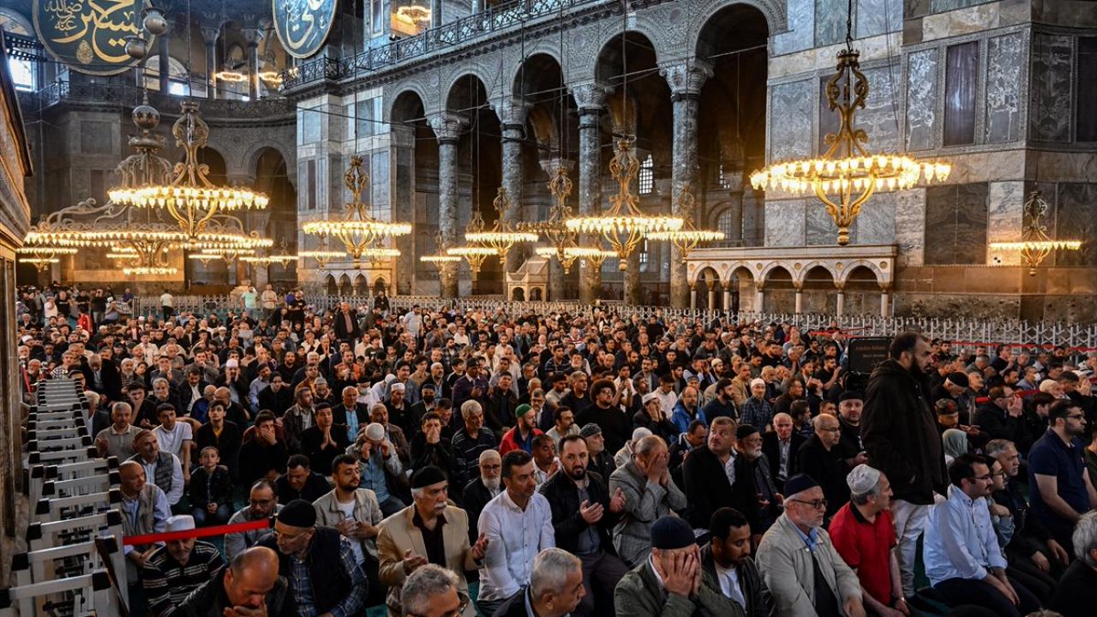 Ayasofya'da 'fetih' mevlidi...

İstanbul'un fethinin 570. yıl dönümü dolayısıyla vatandaşlar Ayasofya'ya akın etti. #29Mayıs1453

trthaber.com/foto-galeri/ay…