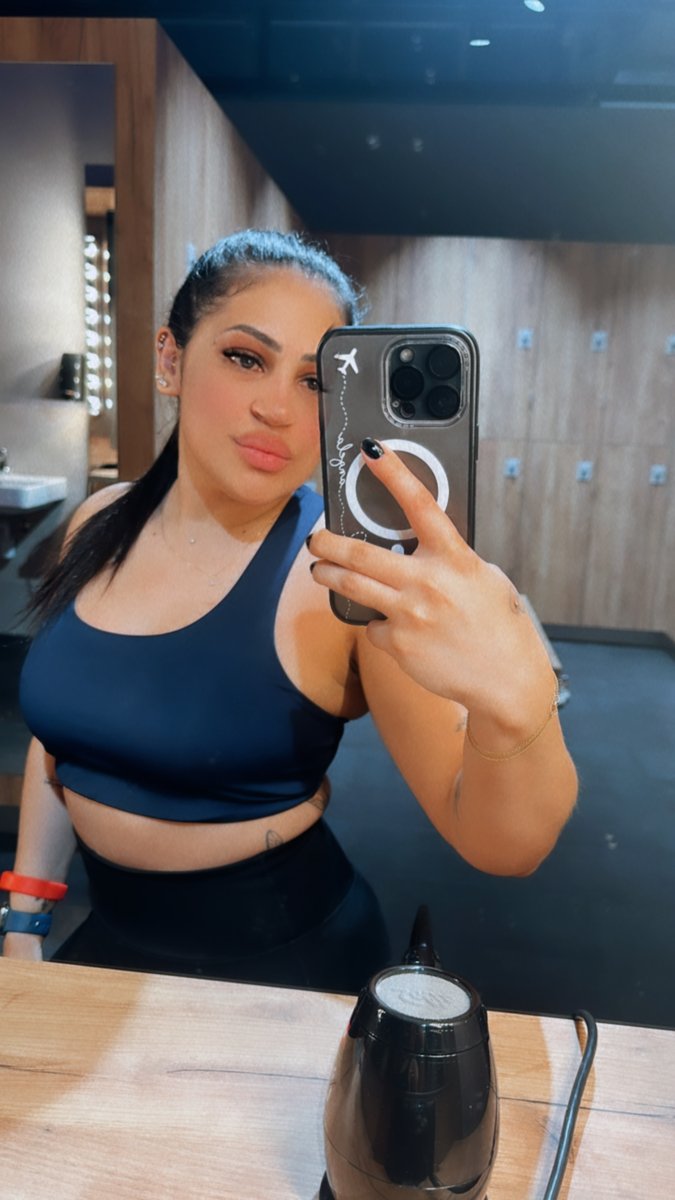 Eure Göttin ist nun fertig mit der Gym-Session und gleich wird lecker gegessen. 🧚🏼‍♀️

Zum Essen gibt es heute ein leckeres Steak 🥩, danach werde ich noch mit meinem Alpha einen Cocktail genießen. Die Rechnung sollte von einem Sklavenschwanz übernommen werden 🦶🏼🤣.

#paypig #göttin