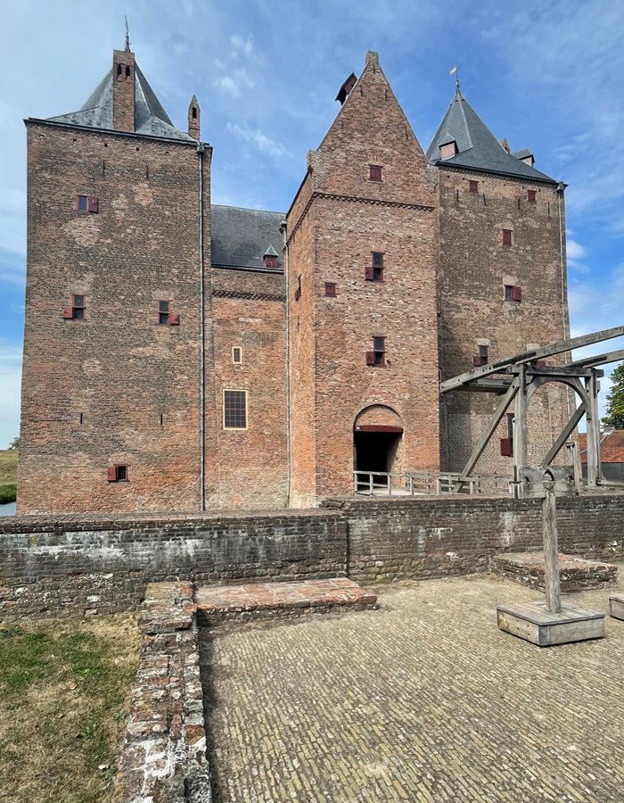 Today is National Castle Day here in #Netherlands. Do you know which Dutch castle this one is? expatinfoholland.nl/top-10/10-best…