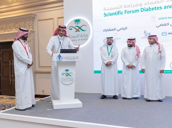 بفضل الله أولاً و دائماً.. ثم بدعم وتحفيز وزارة الصحة العظيمة تم تكريم مركز جراحة السمنة في بيشة لتميزه على مستوى المملكة لعام 2022.

وبعد أن وفقني الله سبحانه وتعالى لإجراء ( 1500 ) عملية سمنة ومناظير في السنتين الماضيتين بمستشفيات تابعة لوزارة الصحة… فأدعو الله لجميع المرضى