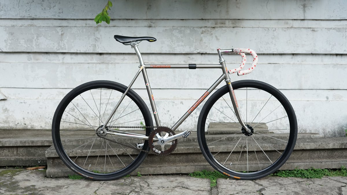 deetoh's tweet image. Sadly have to let it go.. WTS #Frameset only! #Nagasawa gunmetal in 52 size. No dent. Mint condition. Price by PM :) #fnfjb