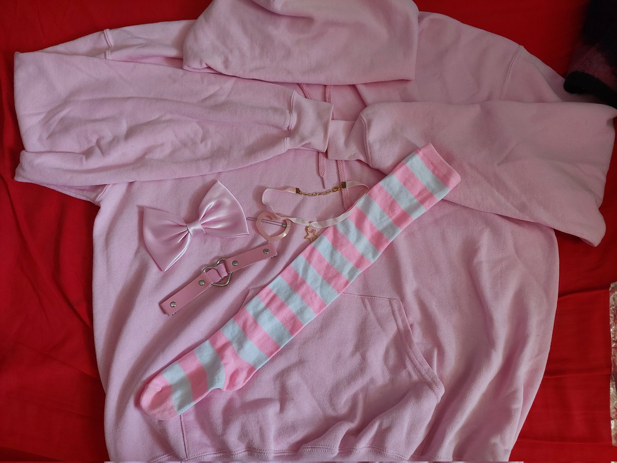 @Dharov_ Yes! Hab tatsächlich alles schon besorgt :3
Oversized Hoodie, Herz Haarspange, Pinke schleife, Leg choker, Overknees, meine Stern Halskette und Pinke Schuhe ♡

Preis weiß ich ehrlich gesagt nicht mehr genau da ich letztes Jahr mit den Besorgungen schon angefangen habe xD