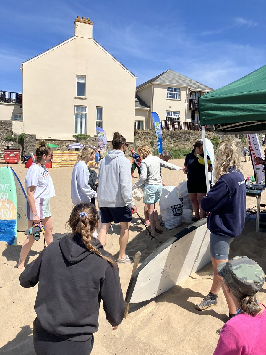 Good to meet some of my new fellow NDC Councillors at the @ndevoncouncil beach clean this morning, in partnership with @Parkdeanresorts & @PlasticFreeND It was great to see how many visitors were keen to join in and help. #leaveonlyfootprints #croyde
