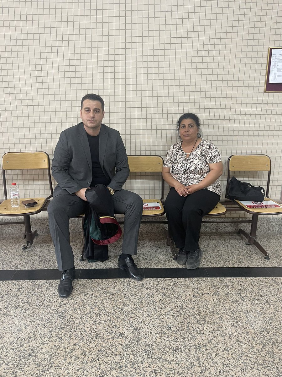 Bu fotoğraftaki anne, evladını sığınmacı terörü yüzünden kaybetmiş bir annedir. Tek kalsam da ailenin yanında olmaya devam edeceğim demiştim ancak bugün maalesef gerçekten tek kaldım. +