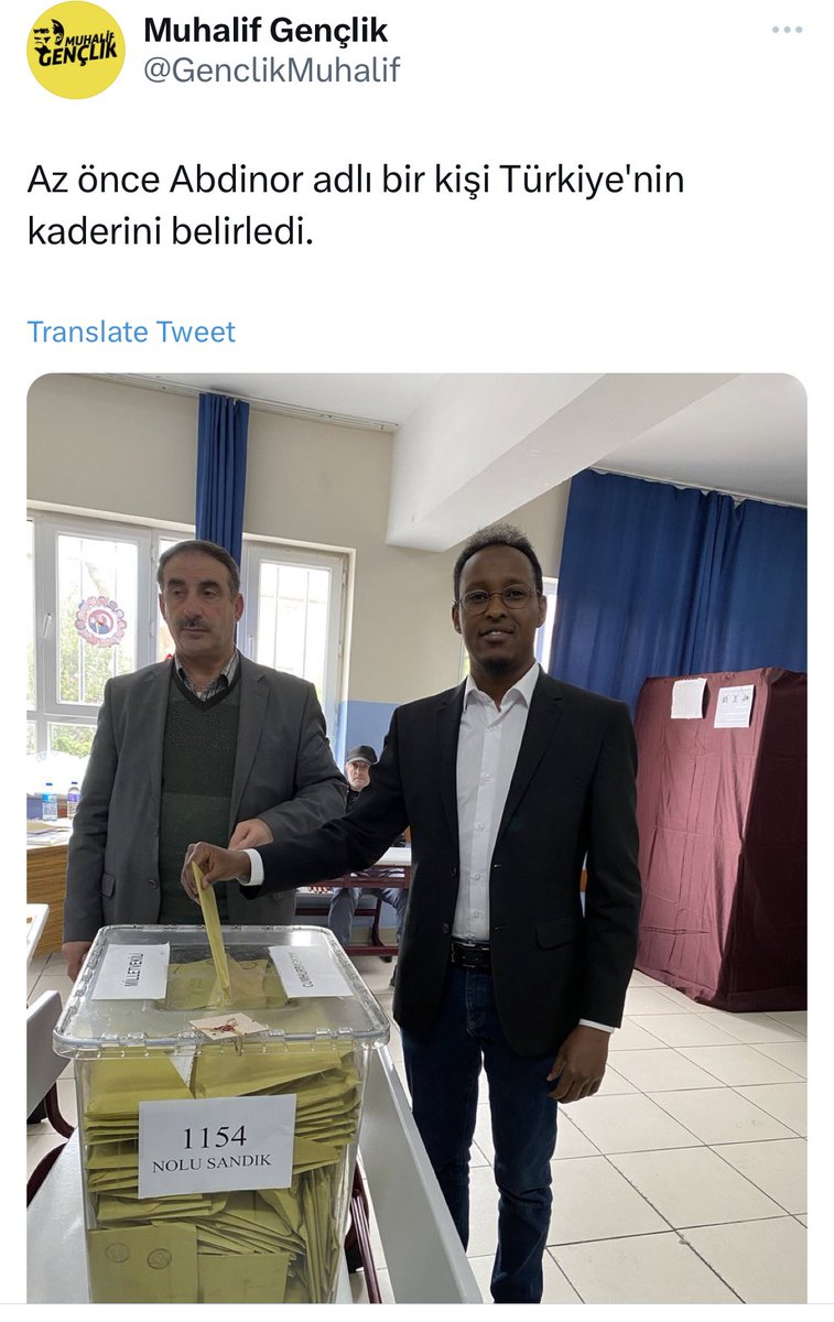 Abdinordahir's tweet photo. Somali kökenli bir Türkiye vatandaşı olarak genel seçimlerde vatandaşlık görevimi yerine getirip oy kullandığım için birçok hakarete maruz kaldım. 

“Türkçe bilmiyorsun”, “Yabancısın”, “Seçimden sonra seni ülkemizden yollayacağız” diye bana saldıranlara şunu söylemek isterim: 1/5 https://t.co/p0OHtytoeZ