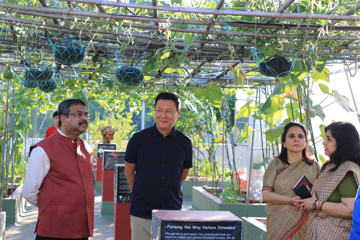 dpradhanbjp's tweet photo. A wonderful afternoon in Singapore at the Spectra Secondary School. 

Interacted with students and teachers to know more about the teaching-learning environment, pedagogy, among others. https://t.co/H3h3o6KjBA