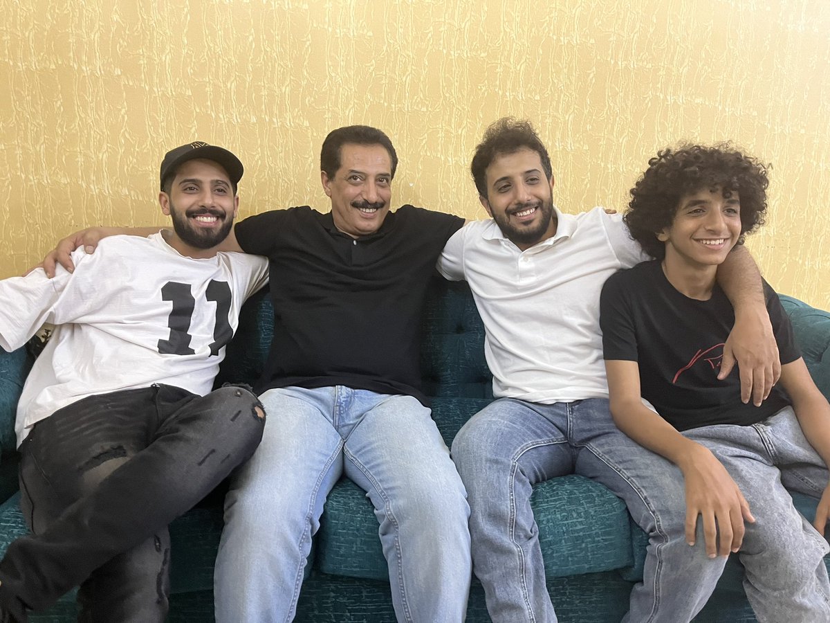 تغمرنا السعادة بعودة ابني  الغالي علاء من الصين بعد مايقارب 9 سنوات من الغياب .. الصورة جمعتنا مع ابنائي  الغالين علاء وعاصم ومالك .. اتمنى لكم كل السعادة مع كل من تحبون