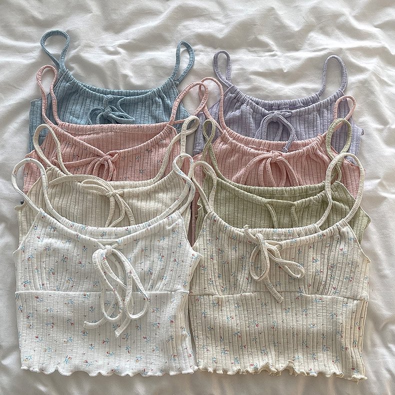 เสื้อสายเดี่ยวรุ่นนี้มันเป็นโซคิวท์มากเลยอะ;-; ใส่แมตช์คู่กับกางเกงหรือว่ากระโปรงยีนส์คือน่ารักตะมุตะมิสุดๆ ผ้านิ่ม ทรงสวยเข้ารูป มีให้เลือกทั้งสีพื้นแล้วก็ลายดอกไม้ 𖠚ᐝ💐ꕀ