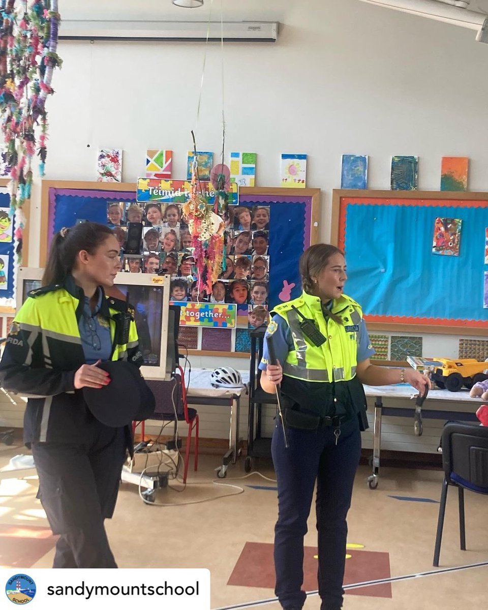 SCFEOfficial's tweet photo. Awww 🥰 lovely to spot our #SallynogginCollege graduate Garda Katie spending time with students @sandymountschool & talking about the work they do 👏
🚔👮🚨
#sandymountschool #garda #peoplewhohelpus
#furthereducation #plc #plccourses #teamddletb
@ddletb @thisisfet https://t.co/Rgj19MTLrw