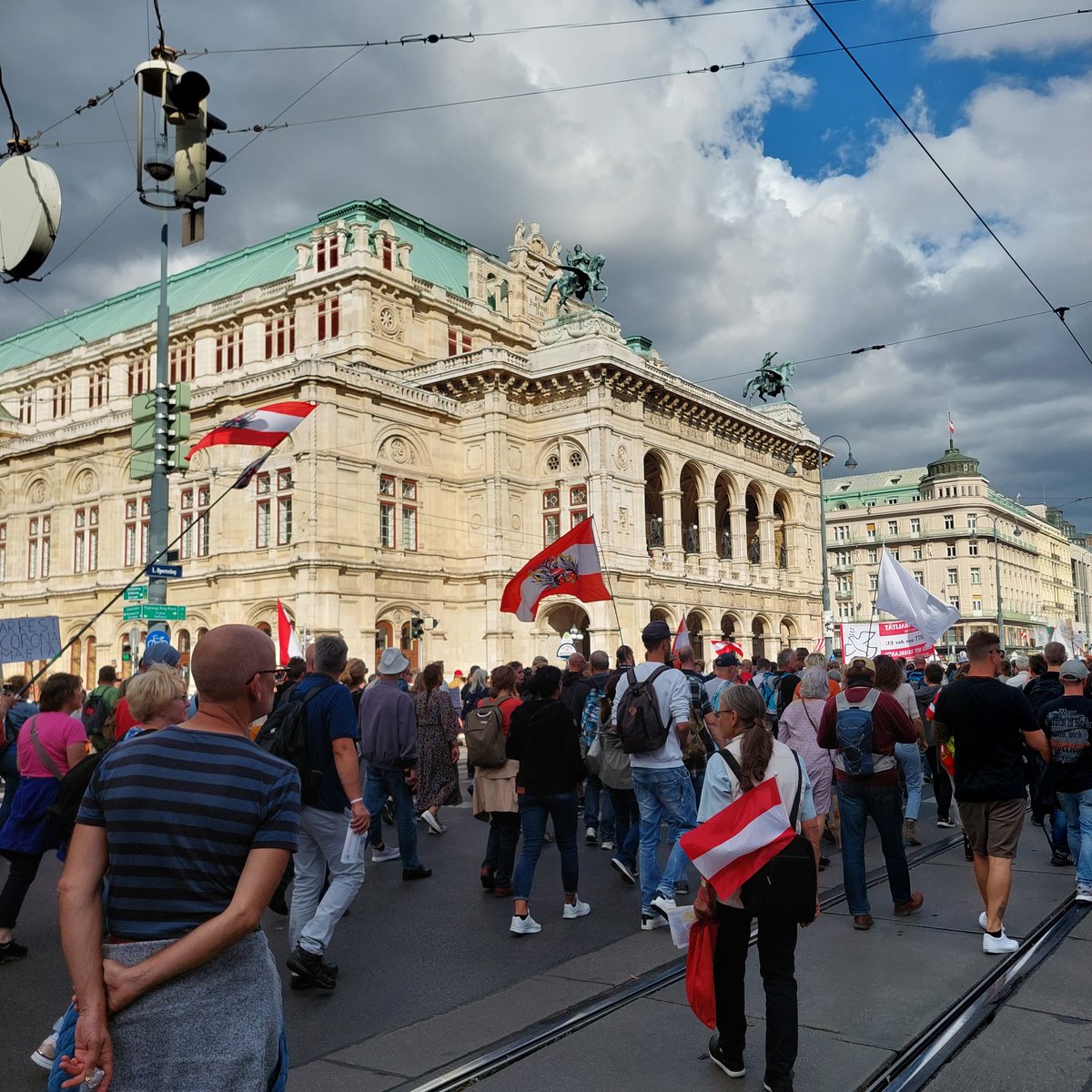 aneri2007's tweet photo. @rosinafasching @MorpheusNewHope @josefdvd00 Wunderbar Rosa, Wien 🇦🇹 war für uns unerträglich.
Übrigens, zu den Demos sind die meisten aus den Bundesländern gekommen aber nicht die Wiener.
Mit vielen Menschen gesprochen, viel erlebt und erfahren.
#w1009 https://t.co/skaCmmhd3y