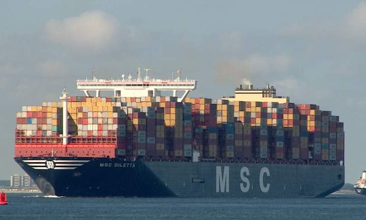 Het grootste containerschip ter wereld met klaroengeschal in Nederlandse wateren  ontvangen

Het verbruikt 270.000 liter zware stookolie per dag. Dat maakt dit schip net zo vervuilend als tot wel 50 miljoen auto's.
Maar de boeren hebben het gedaan hoor.
#stikstofwaanzin