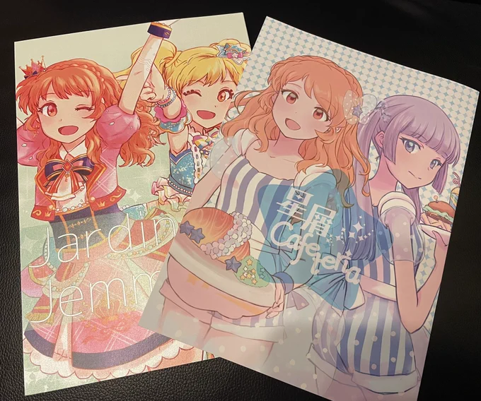 柳さん()の柔らかい雰囲気や色使いが本当に綺麗です細部まで描き込まれていてイラストをまとめたものと言うより本のために描いていたのではと思うくらいの内容でした! たくさんの色紙イラストの掲載や既刊の表紙の帯があるような表現もすごいです! どちらも何度も見させていただきます
