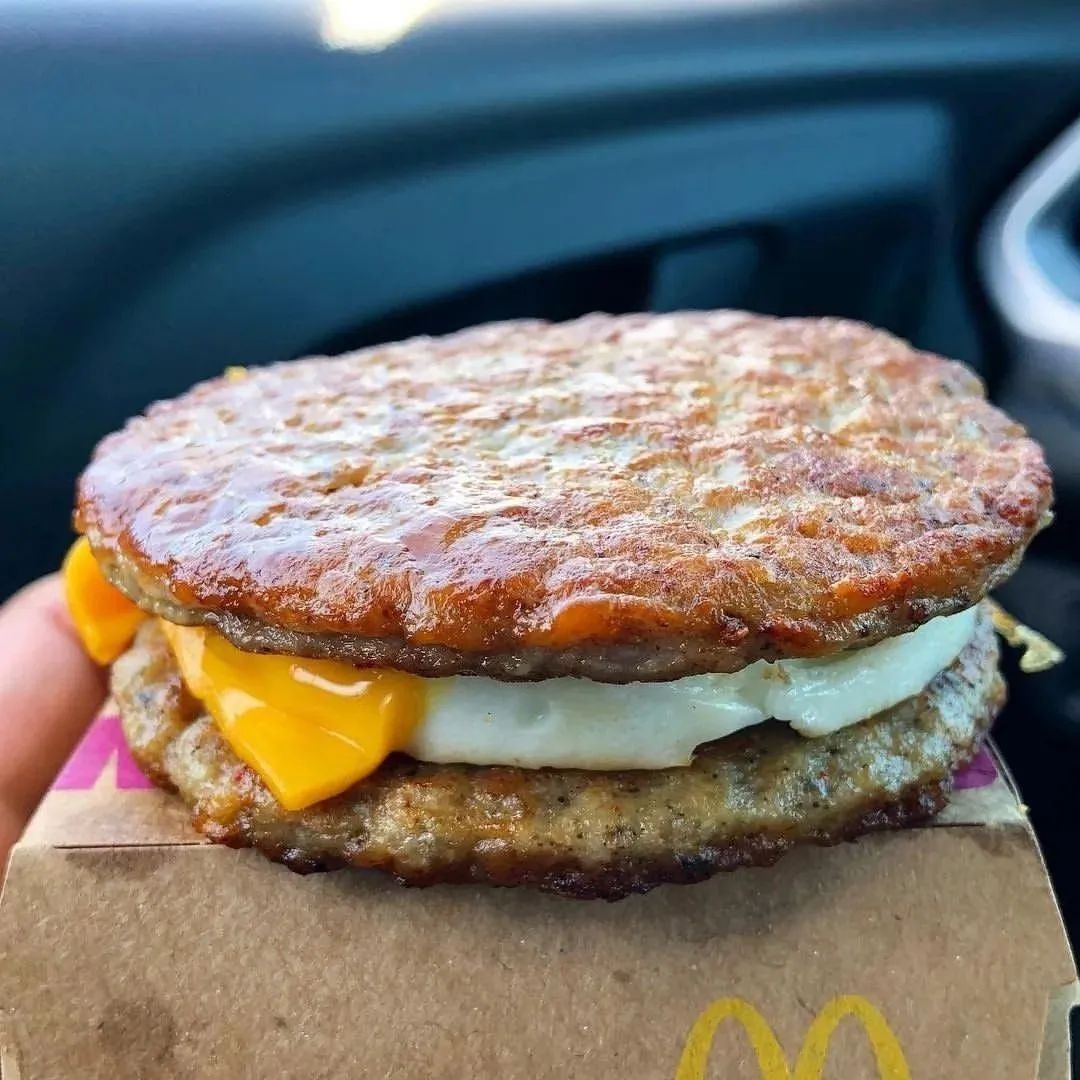 it’s a Sausage Egg McMuffin, no muffin + an extra sausage patty. But then I remember that it’s my page and I eat/do what I want 😉... Pa-da-pa-pa-pa, f*ck off keto police 

✌🏽 Tag someone who would make it for you 😍⁣⁠

📷By: lowcarbho 
#ketoideas #ketofriendly #ketodiet