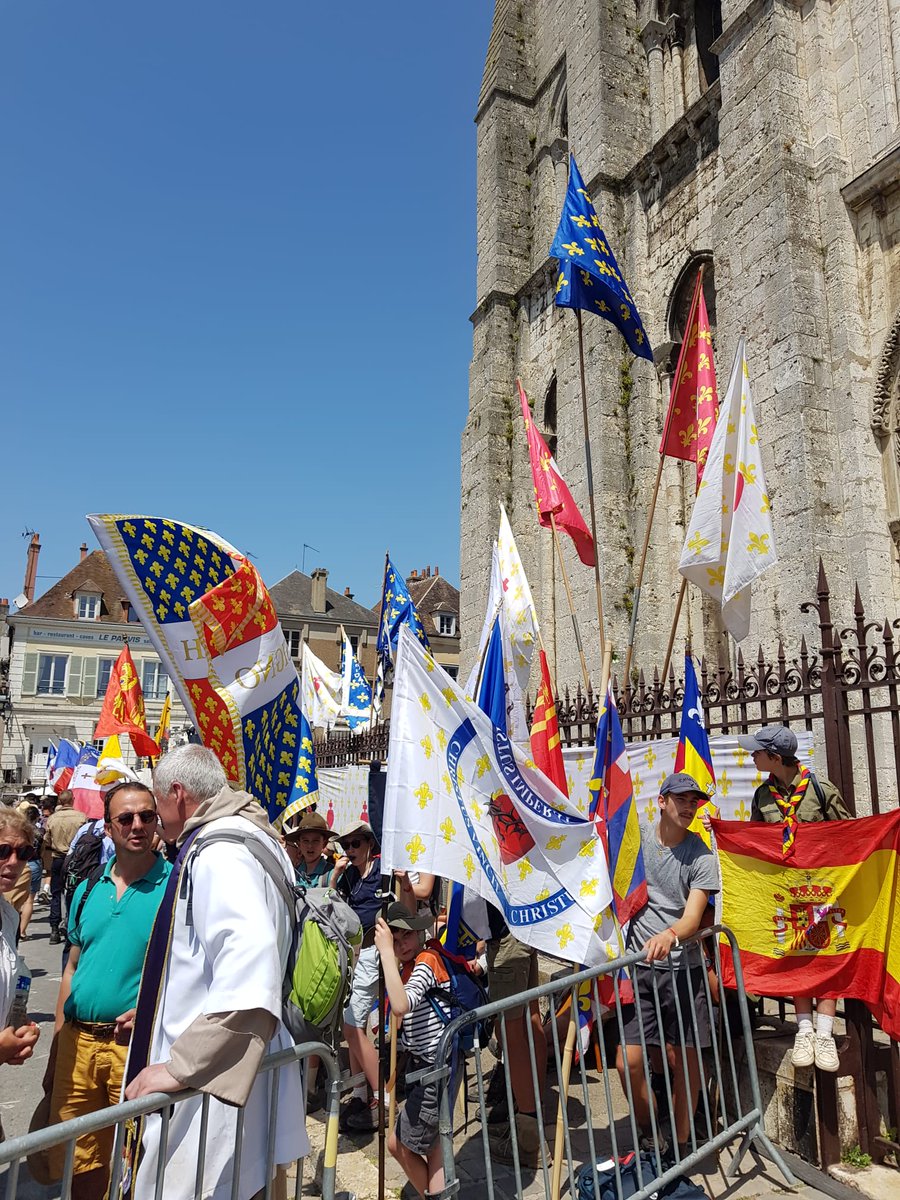 parte 4 - I pellegrini arrivano alla cattedrale di #chartres #pellegrinaggioachartres #NDC2023 #MiL #Messainlatino