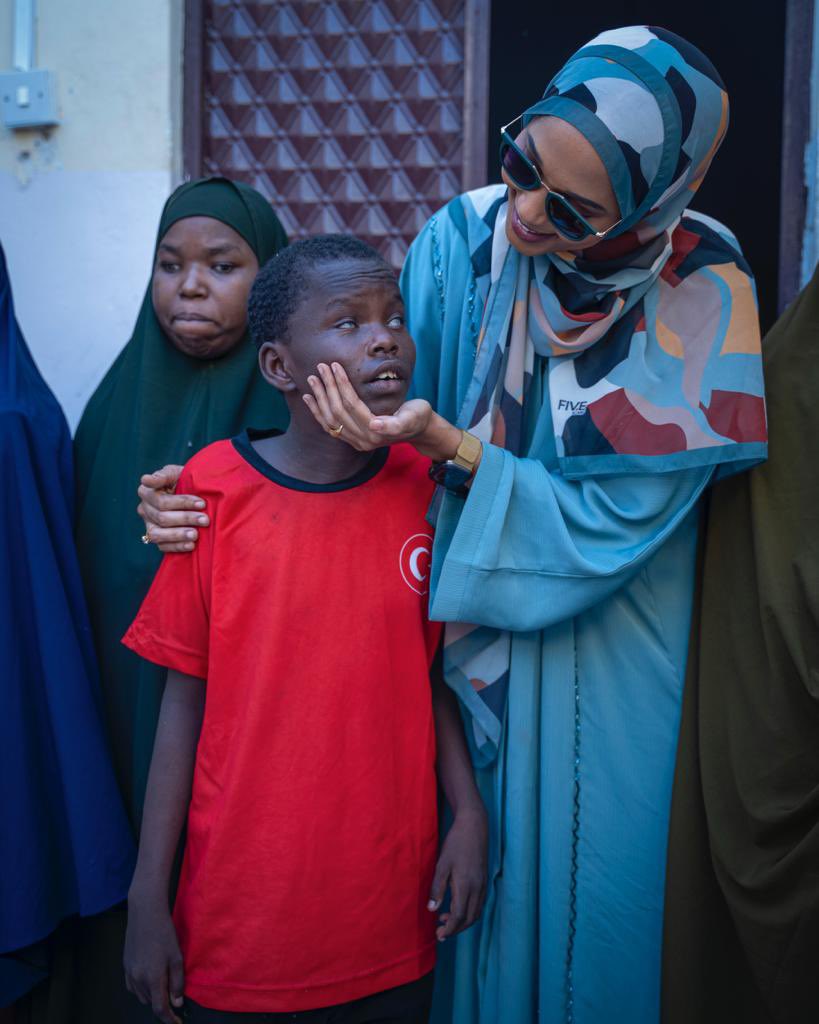 caawiyeorg's tweet photo. As part of our efforts to help our needy communities, @AmiraAbubakar93 from @caawiyeorg visited Al-basiir School in Mogadishu, which gives free education to visually impaired children. She handed over cash aid to the school's management to cover part of the utility expenses. https://t.co/9VB208Q5gW