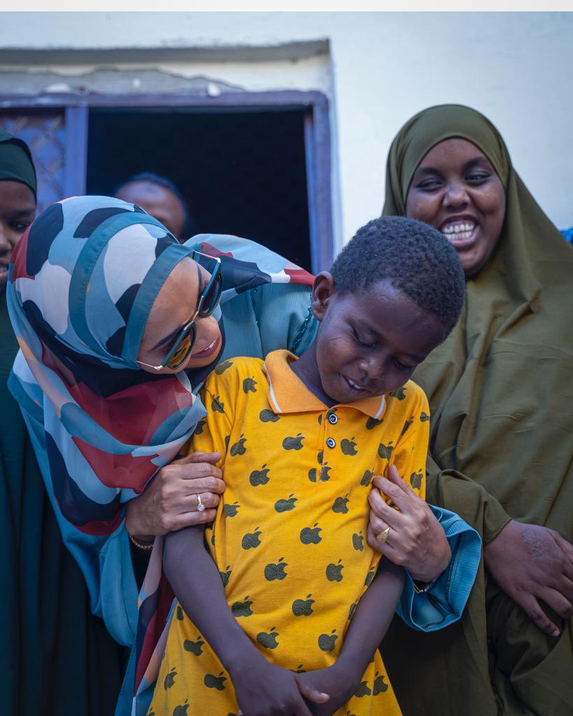 caawiyeorg's tweet photo. As part of our efforts to help our needy communities, @AmiraAbubakar93 from @caawiyeorg visited Al-basiir School in Mogadishu, which gives free education to visually impaired children. She handed over cash aid to the school's management to cover part of the utility expenses. https://t.co/9VB208Q5gW