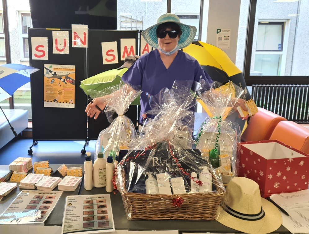 UHW_Waterford's tweet image. We know when the staff love their job- The dermatology team were full of fun today, but got the  message across. Great interaction and fun for all #followthesuncode  #UVindex #sunglasses #sunscreen #coverup #shade #sunscreen