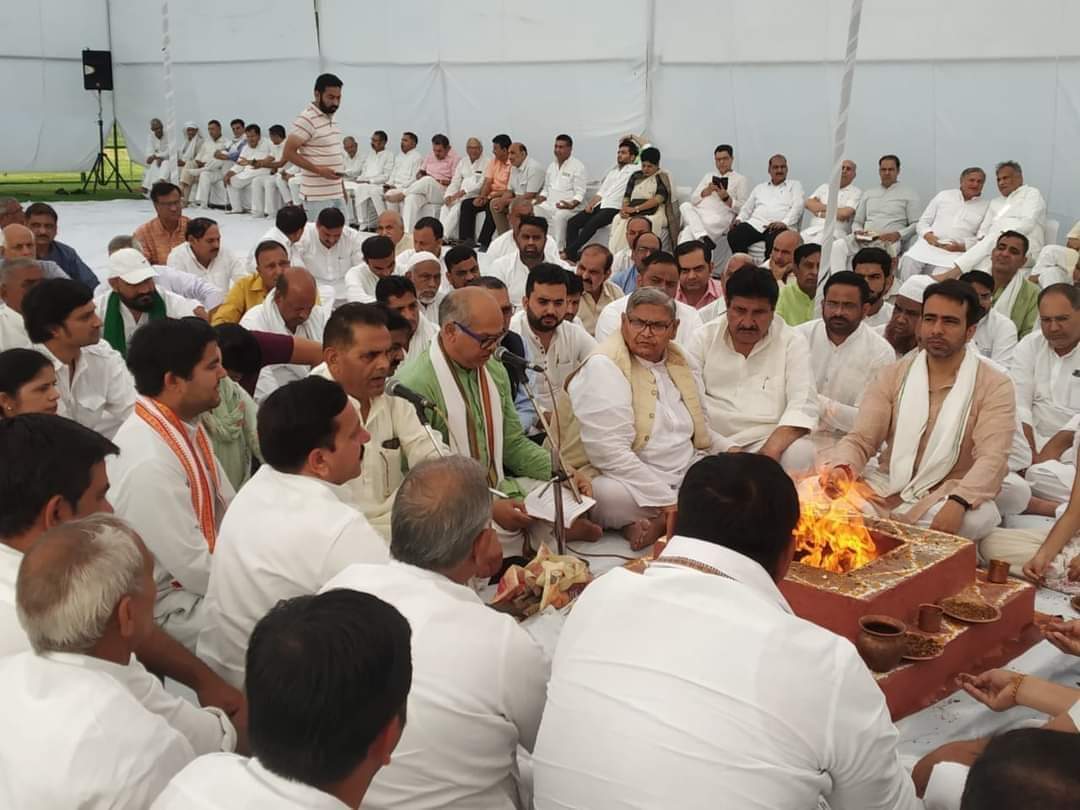 पूर्व प्रधानमंत्री चौधरी चरण सिंह जी की पुण्यतिथि पर किसान घाट पर यज्ञ करते उनके पौत्र श्री जयंत चौधरी एवं यज्ञ कराते आर्य समाज के वरिष्ठ धर्माचार्य आचार्य प्रेमपाल शास्त्री जी व अन्य। #चौधरीचरणसिंह #ChaudharyCharanSingh