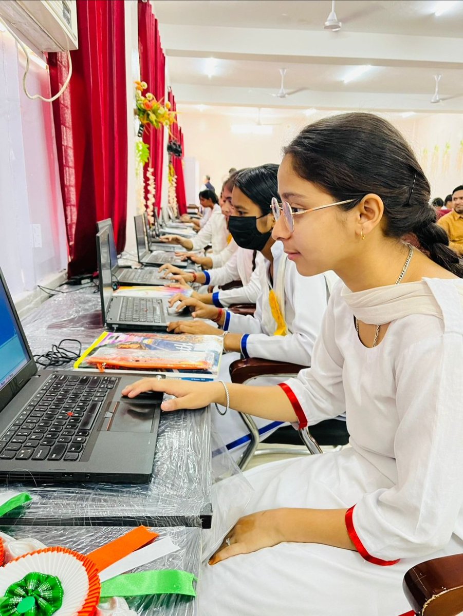 DSEJ extends heartfelt gratitude to paytm Foundation for providing 100 laptops amongst girl students of 4 HSS Schools. @AlokKum36531399 @AdvisorBJKGovt @OfficeOfLGJandK @manojsinha_ @diprjk @ddnews_jammu @PTI_News @jkscert_jmu @JKSamagra @Paytm @vijayshekhar