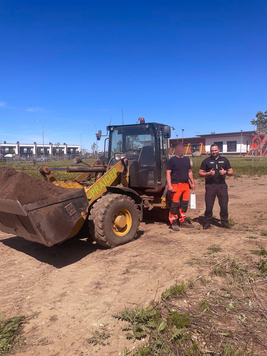 Selles karmis ja raskes opjuhi nädalas oli ka positiivseid emotsioone. Raadikul põles parkimismaja kus hea kodanik Aigar märkas, läks ja kõhklemata oma traktoriga tulekahju kustutas, hoides ära hullema. Täna isiklikult tänasin ja andsin üle meened. Aitäh sulle hea Aigar! #opjuht