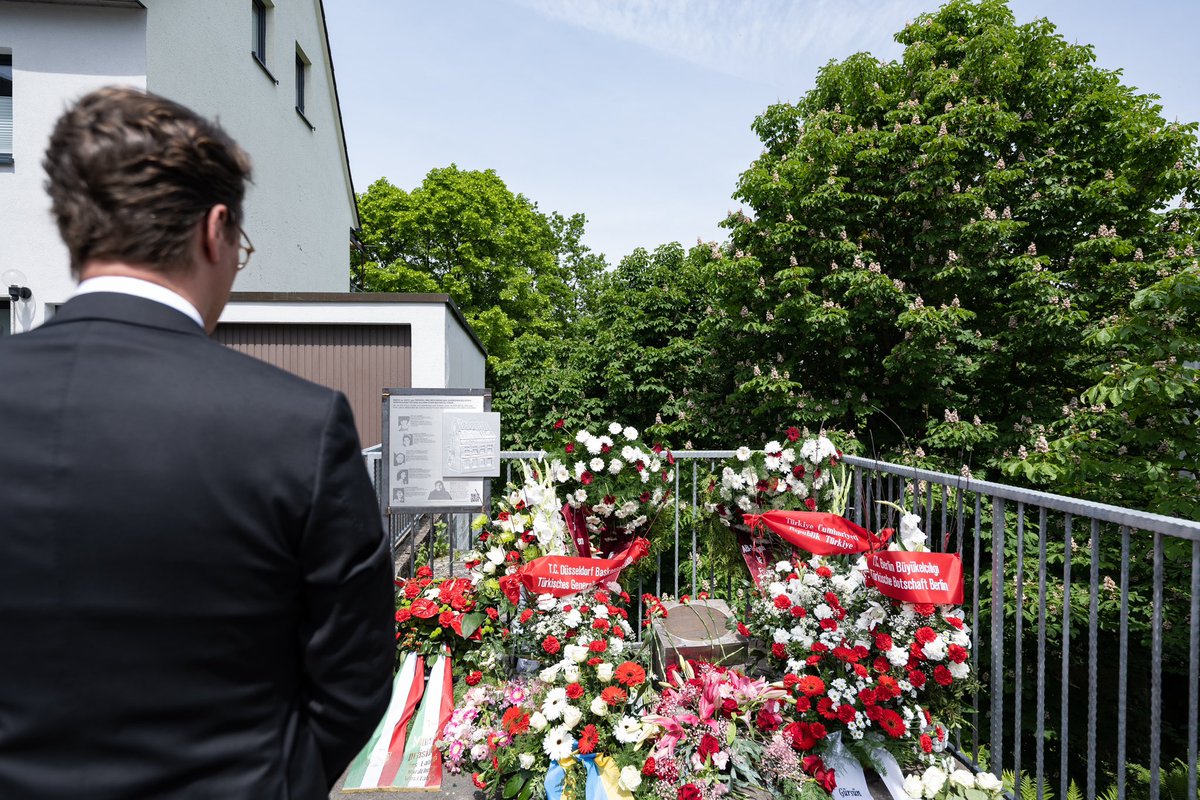 HendrikWuest's tweet photo. Gürsün İnce, Hatice Genç, Gülüstan Öztürk, Hülya Genç, Saime Genç, diese Namen dürfen nie vergessen werden. Am 29.5.1993 wurden sie beim Brandanschlag von Solingen ermordet – aus Hass. 30 Jahre später mahnen sie uns: Unser Kampf gegen Rassismus &amp; Rechtsextremismus darf nie enden. https://t.co/vTXmYWRnbC
