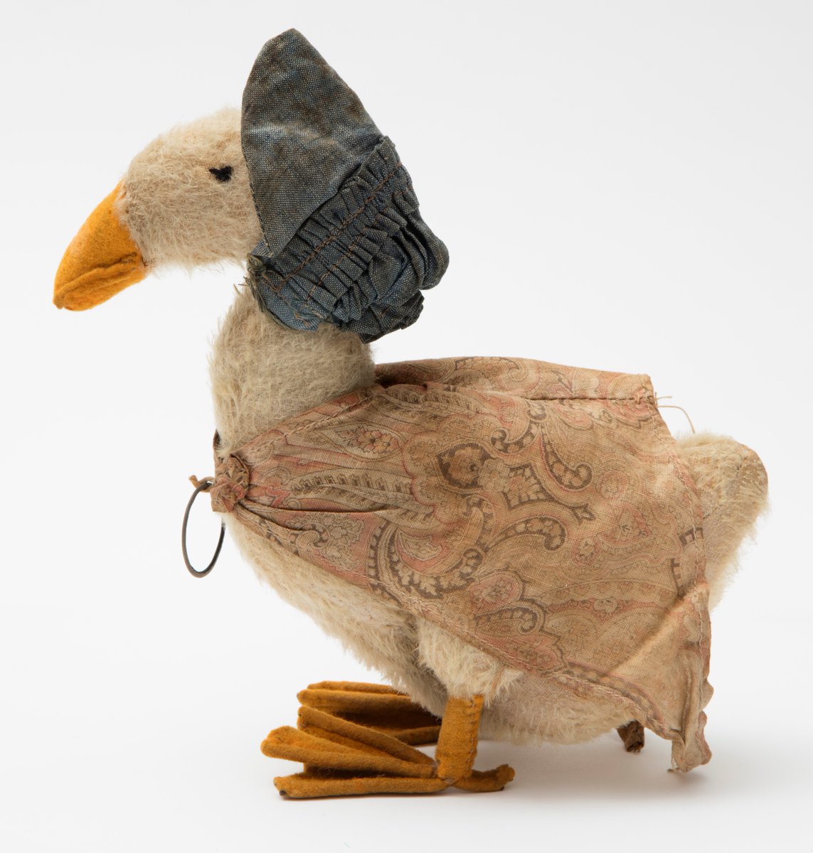 BeatrixPotterSo's tweet photo. In June 1910, Beatrix Potter registered a Jemima Puddle-duck doll at the Patent Office. This Jemima doll is owned by The Beatrix Potter Society. Do you have Beatrix Potter toys or dolls? Let us know!
#BeatrixPotter #JemimaPuddle-Duck #SoftToy #Doll https://t.co/WjACA450XB