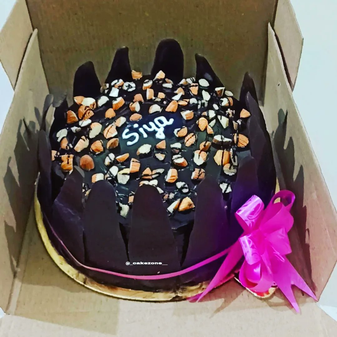 cakezone__'s tweet photo. Chocolate cake for birthday girl🍫💕💕
Direct message us for orders📩📩
.
.
#newpost2023 #freshwork #homebaked #egglessbaking #chocolatelover #chocolatecake #almondcake #birthday #birthdaygirl #newpost https://t.co/gz47ggPsNF