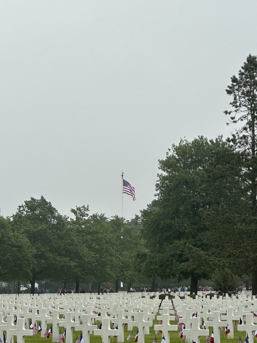 salmon_rob's tweet photo. Hallowed grounds of the American Cemetery - Normandy today.  If you serve or have served - forever grateful.  #MemorialDay https://t.co/hYpH9gQ0wQ