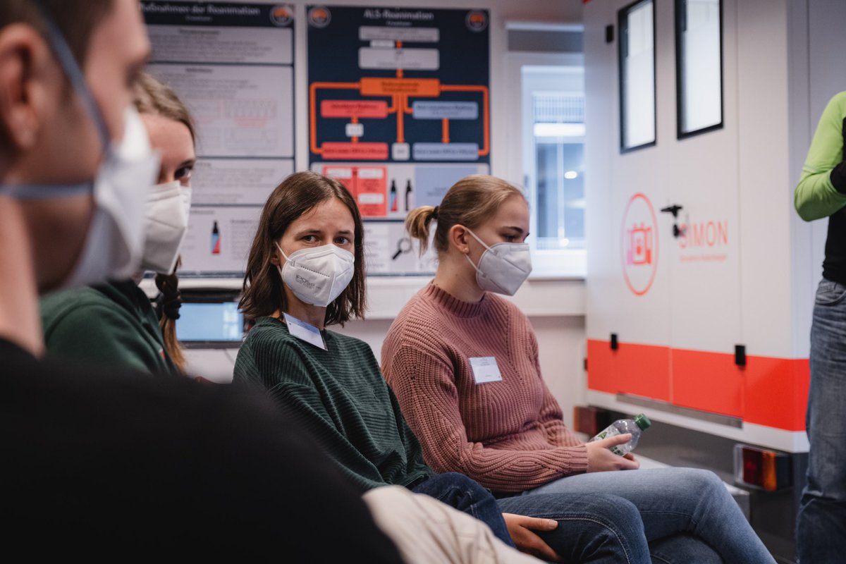 In den nächsten Tagen wird die Seite zur Bewerbung für unsere nächste Winterschool vom 03.-05.11 in Tübingen online gehen. ☃️🏫
Ein Wochenende bis obenhin vollgepackt mit Begeisterung, hochkarätigen Referent*innen und Teamgeist. Eine echte Keimzelle der Notfallmedzin! 🌻🔥