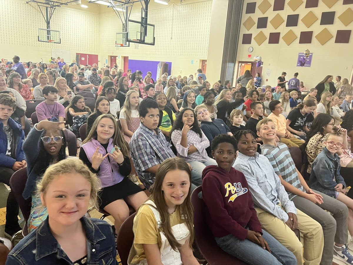 Thankful for our @MillerRdgTweets community. Great support as we celebrated our 5th graders. 5th grade graduation. #MiddieRising #RocketPride